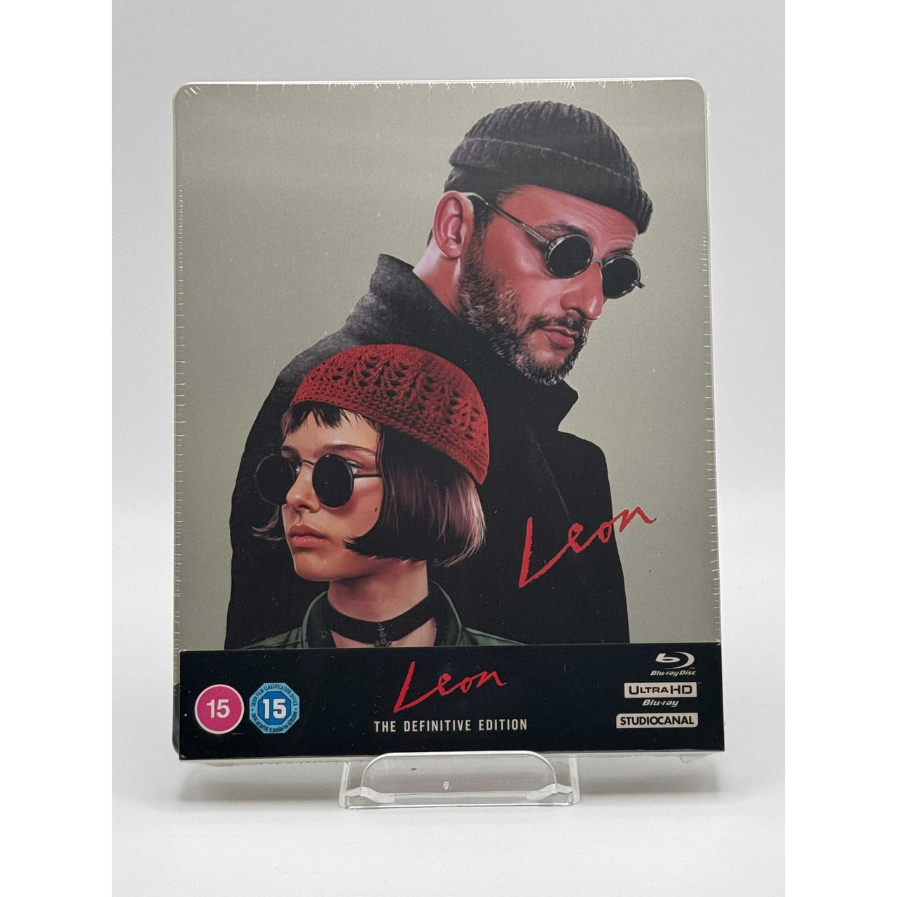 Leon Limited Definitive Edition Steelbook 4K Ultra HD + Blu-Ray cover featuring artistic portrait of main characters.